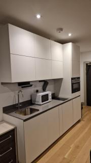London City Apartment - Ealing - 8