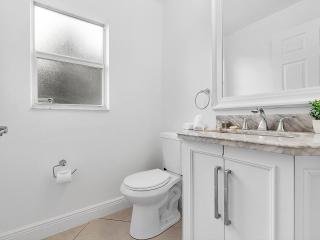 Moroccan Lakefront Retreat- 8 min to PNK Stadium - Fort Lauderdale - 7