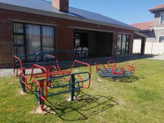 17 Lisa Street, 4 Bed - 2 Bath - Struisbaai - 9