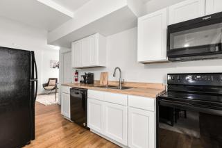Opulent 2 Bedroom Getaway - Detroit - 7