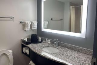 La Quinta Inn & Suites by Wyndham Tulsa Midtown - Tulsa - 1