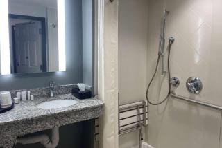 La Quinta Inn & Suites by Wyndham Tulsa Midtown - Tulsa - 2