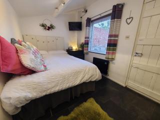 THE OLD LAUNDRY, Prestatyn, North Wales - a unique little dog-friendly space, a 5 min walk to beach & town! - 0