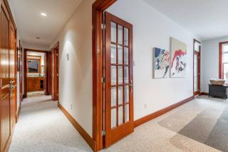 Ski In/Ski Out Luxury Tremblant Chalet - Mont-Tremblant - 3