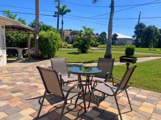 2 Bed Cottage with Pool, Close to Beach! BBQ Grills & Patio - Fort Myers - 7