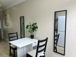 JAN'S HAVEN Wembley Park - lovely 1 bedroom flat, sleeps 4, free parking, 10 minutes from Wembley stadium and Wembley Park station - 1