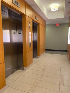 Luxury Condo with city skyline views - Mins to YYZ - 8