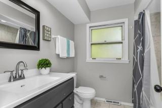 Prime Location, Cozy & Spacious home in Schaumburg - 3