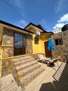 Beautiful & Secured yellow House for 2 - Center of Osu - Accra - 4