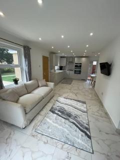 Lovely Two Bedroom House in Central Kidlington - 0