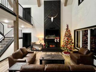 Serenity Shores Resort - Luxury Lakefront Lodge - Pools and Many Free Amenities - Kimberling City - 0