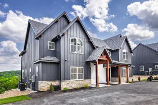 Luxury Lakefront Villa w/ FREE kayaks, pools, shuffleboard, Mini golf and more! - 8