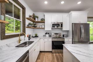 BRAND NEW! 5 Bed Cabin, Dock and over 30 Free Amenities! - Kimberling City - 9