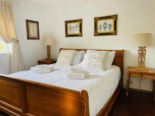 Hidden Cottage with Parking in Esher Surrey - Pass the Keys - 2