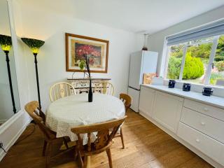 Hidden Cottage with Parking in Esher Surrey - Pass the Keys - 4