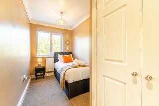 5 Bed House Heathrow Egham Virginia Water Sleeps 7 or Up To 8 If Sharing Beds, Mid To Long Term Bookings Welcome - 1