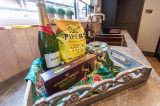 Luxe Stratford Townhouse beautifully renovated, well equipped, sleeps 4, 2 bathrooms, free parking 2 cars - minutes walk to town, RSC & pubs - pet friendly - Stratford-upon-Avon - 1