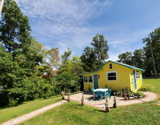 LemonDrop Lake-Front Cottage - Madison - 4