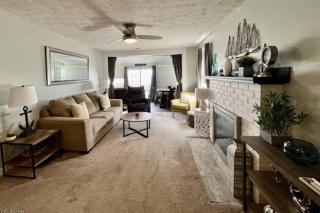 Lakeview - Lake Erie - Ashtabula, OH - 5 Min to GOTL - Fireplace- Deck - King Bed - 3