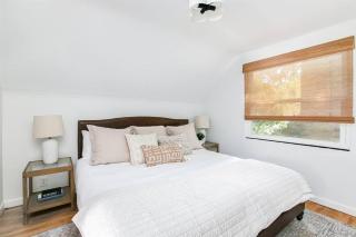 Cozy and Freshly Updated 3BR Home Walking Distance - South Bend - 3
