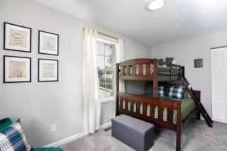 Cozy 4BR 3BA Home 1.2 Mi Walk to ND - 3