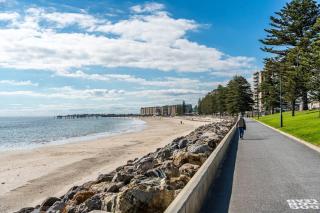 A Stone's Throw - Cafes, Parking, WiFi - 1