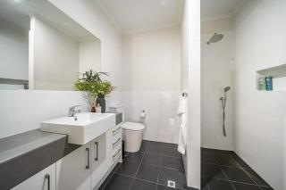 Urban Luxe - A Contemporary City-Edge Haven - 1