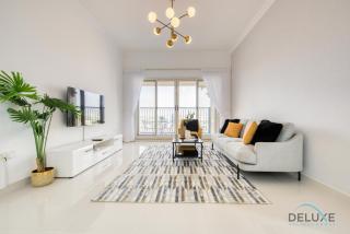 Vivid 2BR at Canal Residences West Dubai Sports City by Deluxe Holiday Homes - Dubai - 2