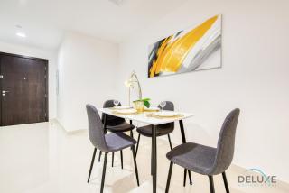 Vivid 2BR at Canal Residences West Dubai Sports City by Deluxe Holiday Homes - Dubai - 9