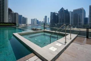 Glamorous 2 Bedroom Apartment I Panoramic Views - Business Bay I Free Wi-fi, Parking, Gym and Pool I by Meerak - 6