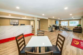 Econo Lodge Inn & Suites - Pincher Creek - 7