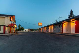 Econo Lodge Inn & Suites - Pincher Creek - 8