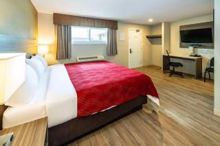 Econo Lodge Inn & Suites - Pincher Creek - 2