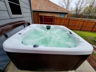 Hot Tub! 4BR 3BA Modern, newly remodeled, 16 ppl - McKinney - 0