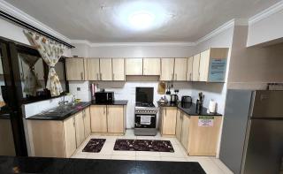 Midtown Executive Suites With Balcony, King Bed and Swimming Pool - 6