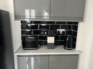 Modern 1 bed Flat with Private Courtyard - 2