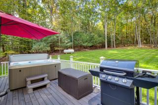 Hot Tub, Deck and Game Room Spacious Poconos Escape - Stroudsburg - 8