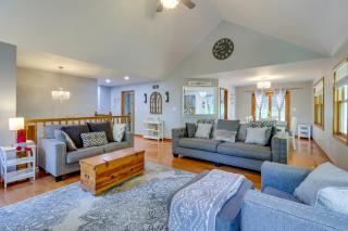 Hot Tub, Deck and Game Room Spacious Poconos Escape - Stroudsburg - 6