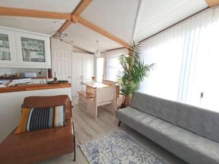 Lakes and woodlands hiking Overstone Holiday Park - 8