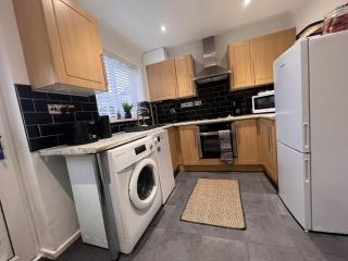 CONTRACTORS OR FAMILY HOUSE M1 Nottingham - IKEA RETAIL PARK - SWINDON CLOSE - 2 Bed Home with Driveway, private garden, sleeps 4 - TV'S in all rooms - - 6