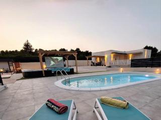 Villa VERONICA with CINEMA PROJECTOR by the HEATED POOL and JACUZZI - Šibenik - 3