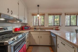 Cozy Pet-Friendly Cabin w Fenced-In Yard Close to Slopes Beach Town - Carnelian Bay - 7