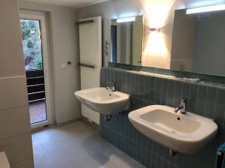 Blaues Zimmer mit grossem Balkon, Bad ist ein Traum, 50 Schritte zum Radweg am Main,ideal for short stay - Mainstockheim - 4