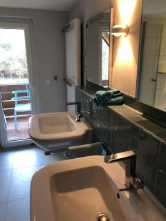 Blaues Zimmer mit grossem Balkon, Bad ist ein Traum, 50 Schritte zum Radweg am Main,ideal for short stay - Mainstockheim - 9