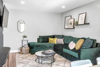 Walk to Downtown Broadway with Pool, Free Parking, and Gym - 6