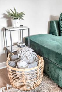 Walk to Downtown Broadway with Pool, Free Parking, and Gym - 4