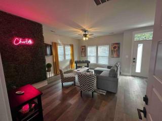 4 Story Queen City Retreat! New! Walk to Downtown! - Charlotte - 7