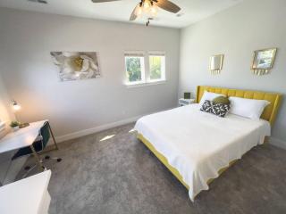 4 Story Queen City Retreat! New! Walk to Downtown! - Charlotte - 5