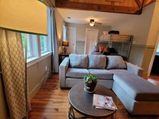 Quiet Country Farmhouse - Suwanee - 2