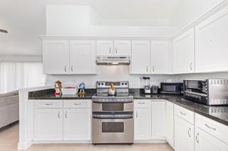 Vernon House - Stunning Cozy Vacation Home Near State Farm Stadium with Gym-Kitchen-Free Parking - 5